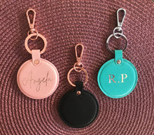 Load image into Gallery viewer, Leather circle keyrings
